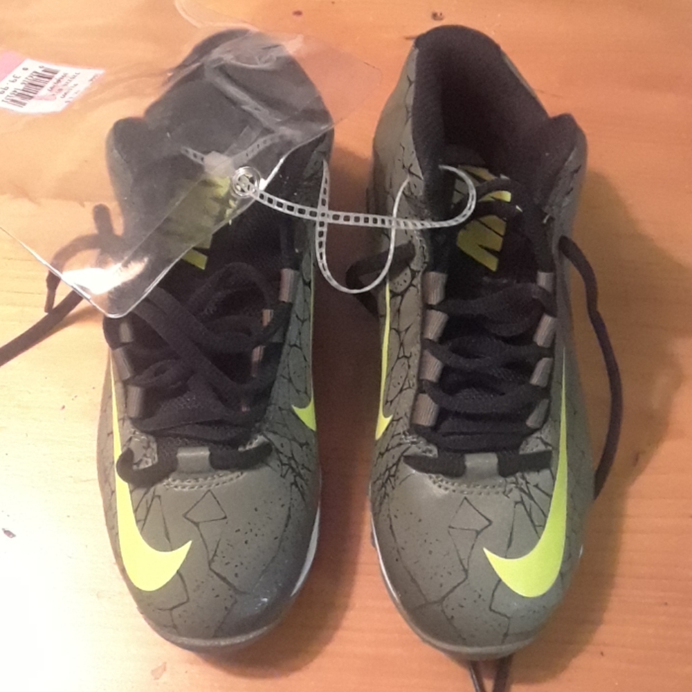 Youth cleats